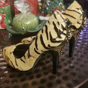 Adorable ladies size 7 animal print high heels